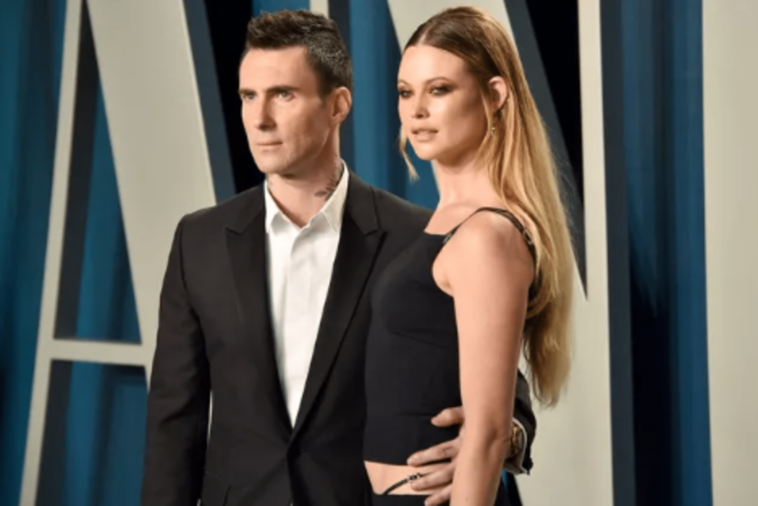 Adam Levine está haciendo un esfuerzo para mejorar las cosas a pesar de la situación actual