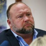 Alex Jones es la verdadera víctima, argumenta el abogado en el juicio contra las familias de los niños muertos de Sandy Hook