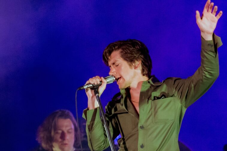 Alex Turner de Arctic Monkeys se luce como cantante de bodas para el primer baile de Friends