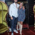 El recién casado Andy Carroll y Billi Mucklow, ambos de 33 años, hicieron una exhibición amorosa el sábado mientras disfrutaban de una noche de borrachera con amigos en Proud Cabaret en Londres.