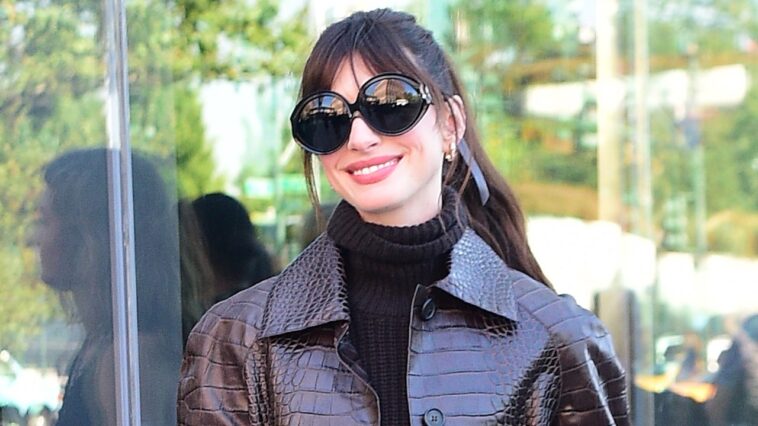 Anne Hathaway se vistió como su personaje Devil Wears Prada mientras estaba sentada junto a Anna Wintour en NYFW