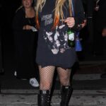 ¡Aqui esta ella!  Avril Lavigne cortó una figura nerviosa cuando salió de la fiesta de lanzamiento de Lemme de Kourtney Kardashian en Hollywood el miércoles por la noche.