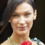 Bella Hadid usó el top de bikini más pequeño que he visto en la playa