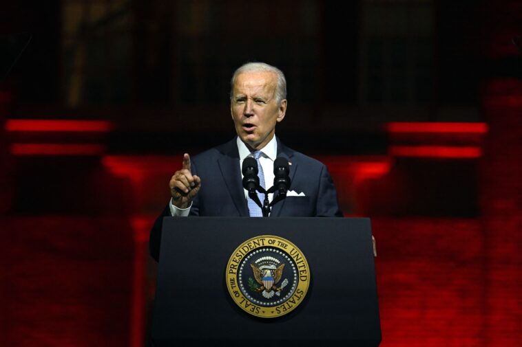 Biden critica a los 'republicanos MAGA' en un discurso ardiente: 'No puedes amar a tu país solo cuando ganas'