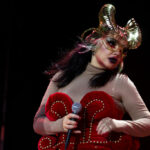 Björk dice que la 'violencia' en los EE. UU. contribuyó a regresar a Islandia: 'demasiado para mí'