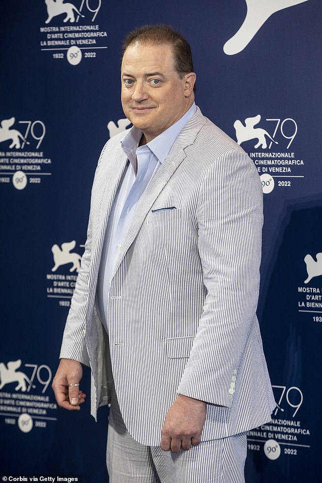 Dapper: Brendan Fraser parecía encantado el domingo cuando asistió a la sesión fotográfica de su nueva película The Whale en el Festival de Cine de Venecia.