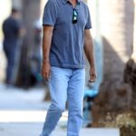 Aire fresco: Bruce Willis fue visto durante el fin de semana largo, vestido informalmente con una camisa azul pálido y jeans de lavado claro.