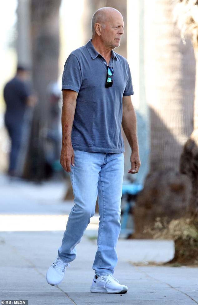 Aire fresco: Bruce Willis fue visto durante el fin de semana largo, vestido informalmente con una camisa azul pálido y jeans de lavado claro.