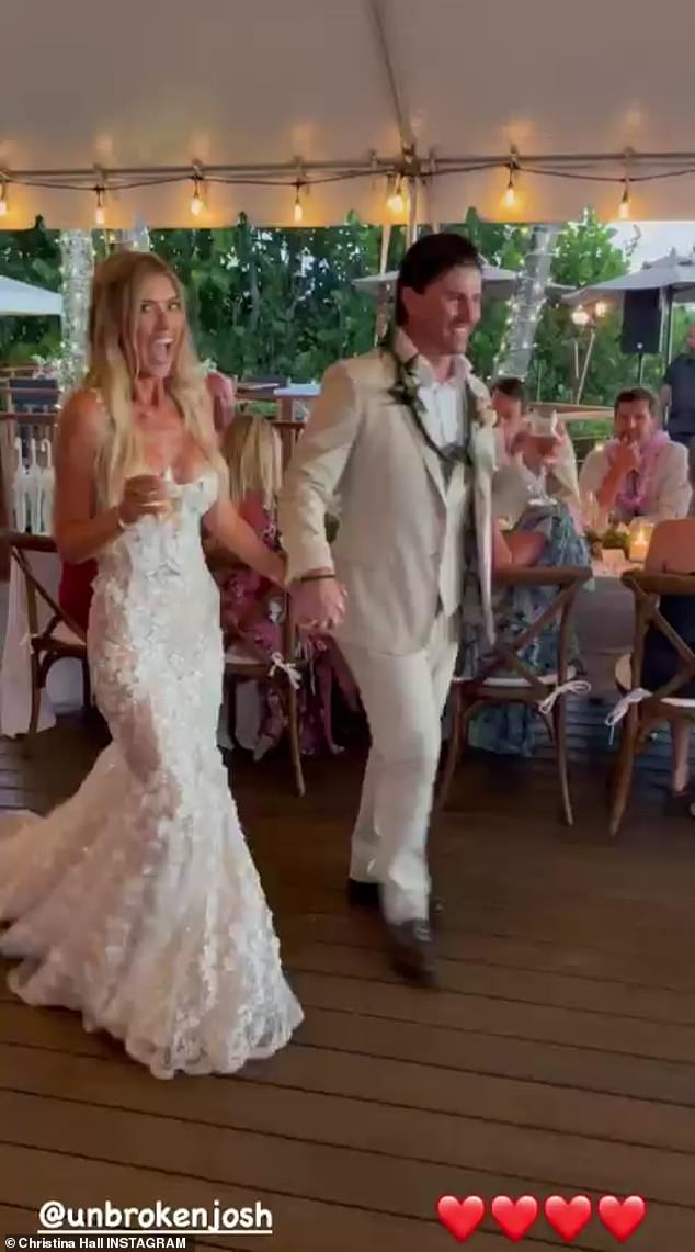 ¡Casado de nuevo!  Christina Haack, de 39 años, y su esposo Joshua Hall dijeron 'Sí, acepto' por segunda vez, en una ceremonia romántica en Hawái durante el fin de semana del Día del Trabajo.