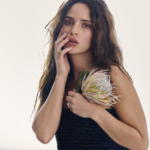 Consigue el look de maquillaje grunge suave de Adria Arjona en tres sencillos pasos