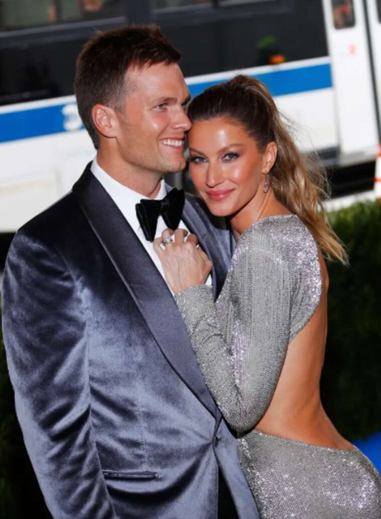 Cuando regresó al campo de entrenamiento después de un descanso de 11 días, Tom Brady hizo una alusión relacionada con el matrimonio