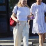 Informal: Dakota Fanning se veía relajada mientras compraba con su madre en Los Ángeles el martes