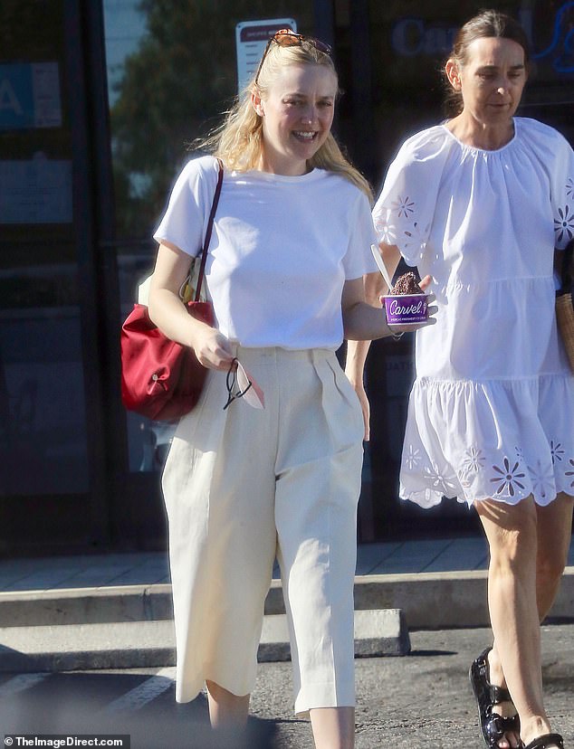 Informal: Dakota Fanning se veía relajada mientras compraba con su madre en Los Ángeles el martes