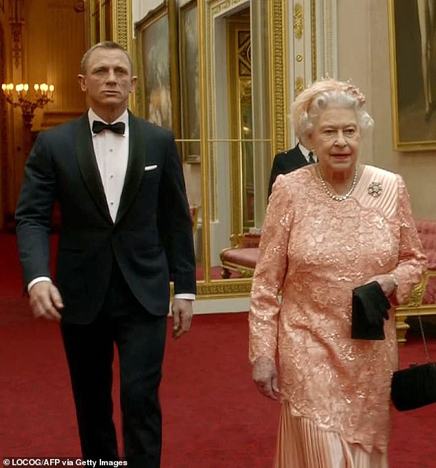 Conmovedor: Daniel Craig rindió homenaje a la reina Isabel II después de que ella muriera 'pacíficamente' en Balmoral el 8 de septiembre, a los 96 años (en la foto juntos en una obra de teatro para los Juegos Olímpicos de Londres 2012)