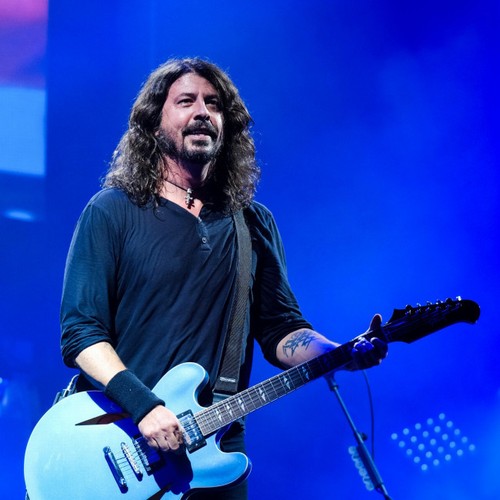 Dave Grohl ahoga las lágrimas en concierto tributo a Taylor Hawkins