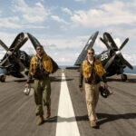 'Devotion' Toronto Review: Jonathan Majors y Glen Powell son los 'Top Guns' originales en el retrato de la Guerra de Corea del primer piloto de la Marina negra