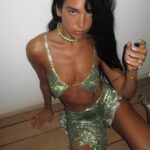¡Candente!  Dua Lipa mostró su figura increíblemente tonificada con un diminuto bralette metálico y una minifalda el domingo, mientras estaba de vacaciones en Ibiza.