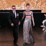 Durante la colección Primavera/Verano 2023 de Runway 7, Kate Beckinsale pasea por la pasarela vistiendo a Naeem Khan
