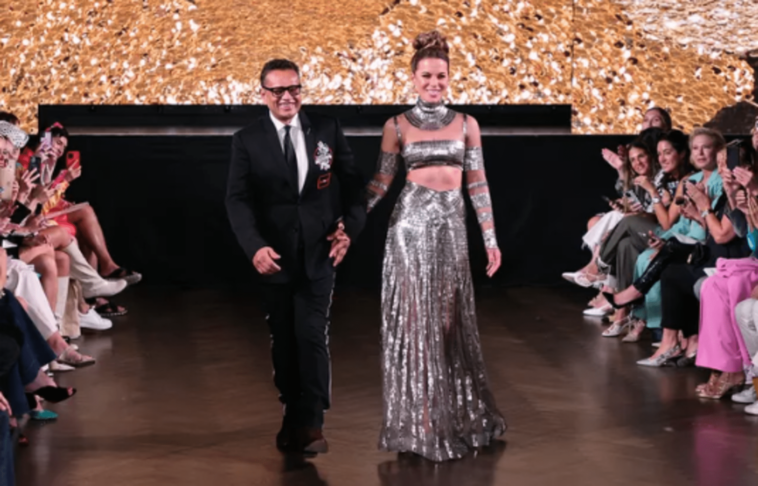 Durante la colección Primavera/Verano 2023 de Runway 7, Kate Beckinsale pasea por la pasarela vistiendo a Naeem Khan