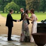 El Príncipe y la Princesa de Gales saludan a David Cholmondeley, marqués de Cholmondeley y Rose Cholmondeley, marquesa de Cholmondeley mientras asisten a una cena de gala en junio de 2016.