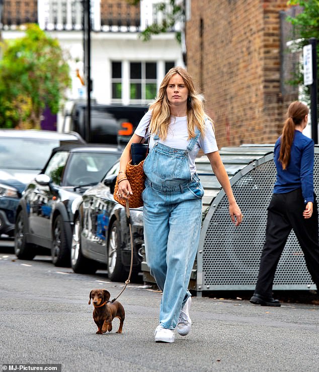 Mientras se prepara para dar la bienvenida a su primer hijo, la antigua novia del Príncipe Harry, Cressida Bonas, mostró cómo hacer un embarazo con estilo mientras estaba de compras en el oeste de Londres la semana pasada.