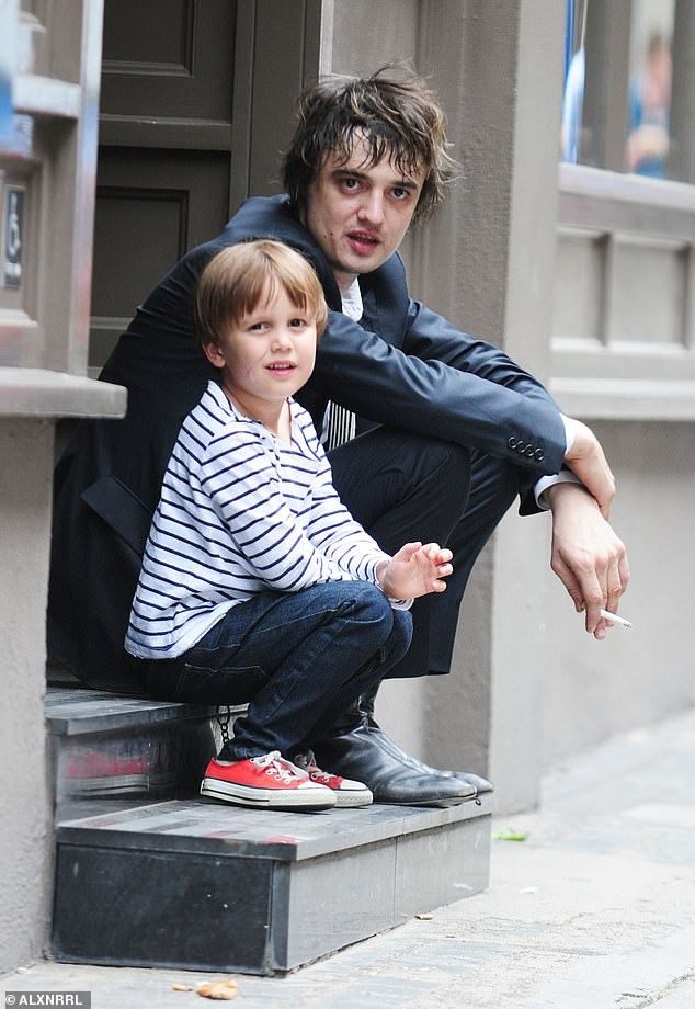 Su padre, Pete Doherty, encontró la fama como una estrella de rock independiente, pero su hijo Astile lo está mezclando con una multitud diferente.