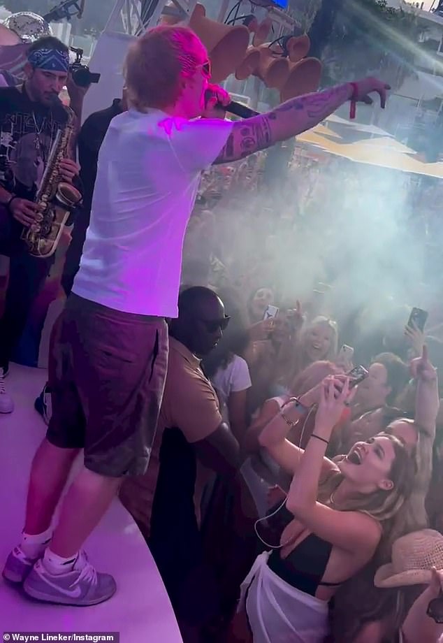 'Así que esto acaba de pasar': Ed Sheeran sorprendió a los asistentes a la fiesta en el bar Wayne Lineker en Ibiza el lunes cuando subió al escenario en O Beach Ibiza para actuar