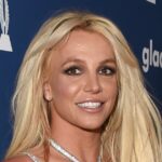 El crop top amarillo recortado de Britney Spears es perfecto para el otoño