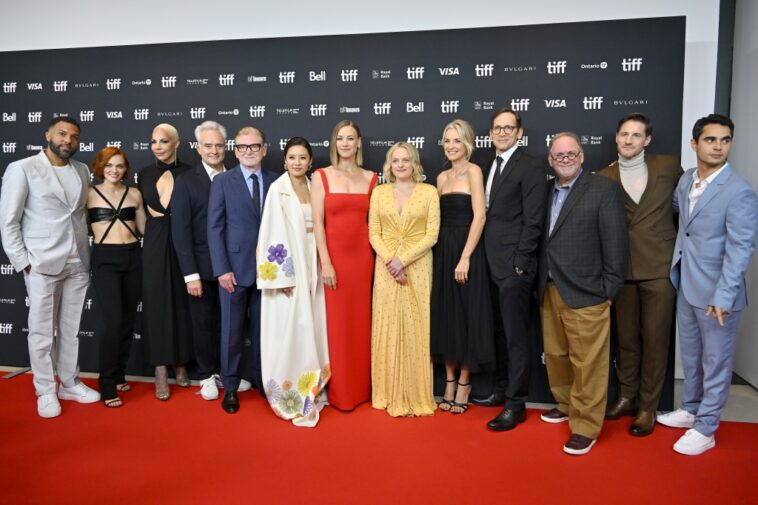 El elenco y los escritores de 'The Handmaid's Tale' hablan sobre la quinta temporada mientras los episodios 1 y 2 se estrenan en Toronto