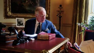 El emotivo detalle de la primera foto de Carlos III con la famosa caja roja en su despacho
