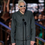 El lunes, Pete Davidson se presentó inesperadamente a los Emmy 2022, vestido con un traje Dickies gris estándar