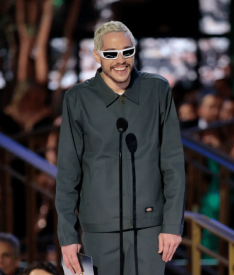 El lunes, Pete Davidson se presentó inesperadamente a los Emmy 2022, vestido con un traje Dickies gris estándar