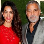 El mono rojo transparente de Amal Clooney hará que dejes de adaptar tus pantalones