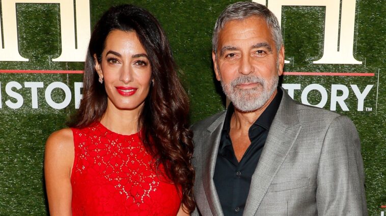 El mono rojo transparente de Amal Clooney hará que dejes de adaptar tus pantalones