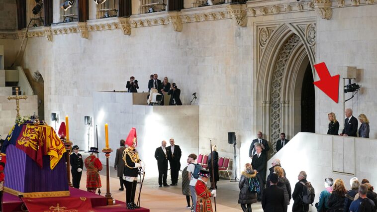 El presidente Biden y la primera dama presentan sus respetos en el ataúd de la reina en Inglaterra