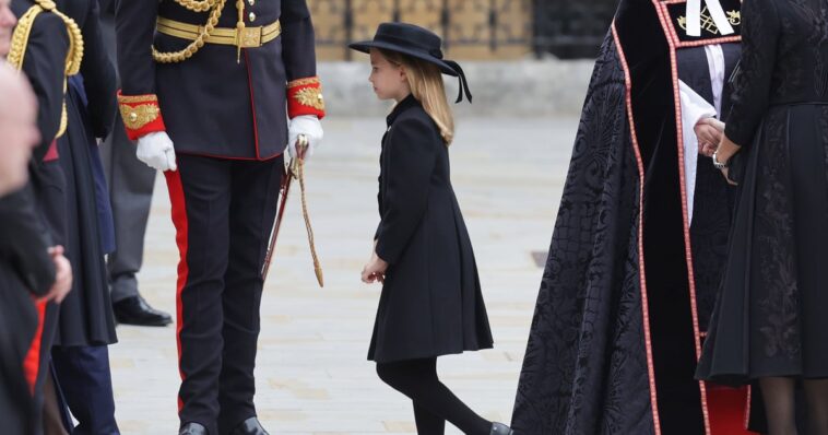 El primer broche de la princesa Charlotte es un tributo a la reina Isabel II