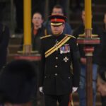 El príncipe Harry viste uniforme militar durante la vigilia de la reina por sus nietos