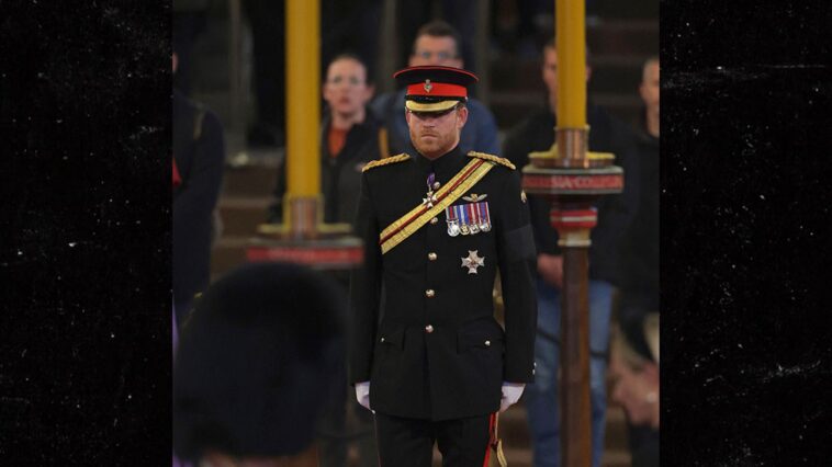 El príncipe Harry viste uniforme militar durante la vigilia de la reina por sus nietos