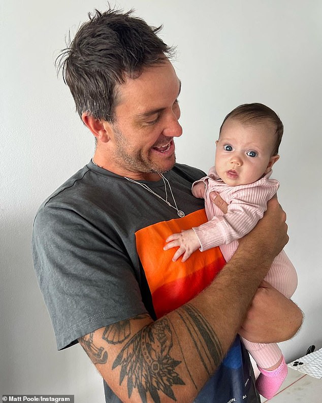 Matt Poole ha mostrado su inmensa dedicación a su hija recién nacida Posy con un nuevo tatuaje.  En la foto con su hija