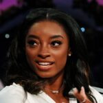 El top inspirado en la década de 2000 de Simone Biles es una oda a su prometido