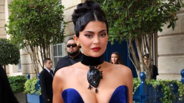 El vestido con sujetador cónico de Kylie Jenner se hunde hasta la cintura