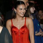 El vestido de corsé rojo de Camila Mendes viene con un sostén en forma de cono