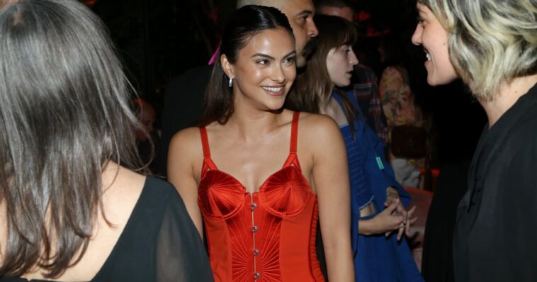 El vestido de corsé rojo de Camila Mendes viene con un sostén en forma de cono