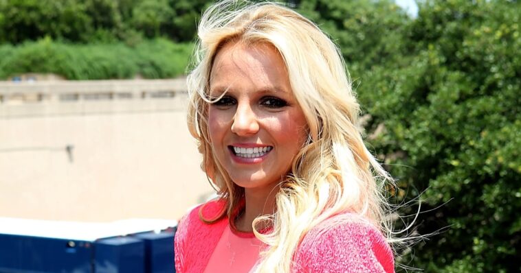 El vestido sin mangas Barbiecore de Britney Spears viene con cortes laterales sensuales