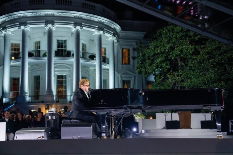 Elton John actúa para la Casa Blanca y recibe una medalla sorpresa del presidente Biden
