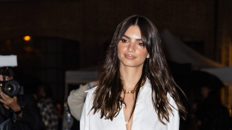 Emily Ratajkowski lleva la raja del muslo a nuevas alturas