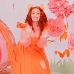 Luciendo resplandeciente en naranja y rosa de pies a cabeza, una encantada Emma Watkins le dijo a Larry Emdur y Kylie Gillies, presentadora de Today Show, que nunca esperó que su nuevo álbum llegara al número 1 en las listas.