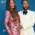 En los premios Emmy 2022, Chrissy Teigen necesitaba un poco más de comida de la que recibieron