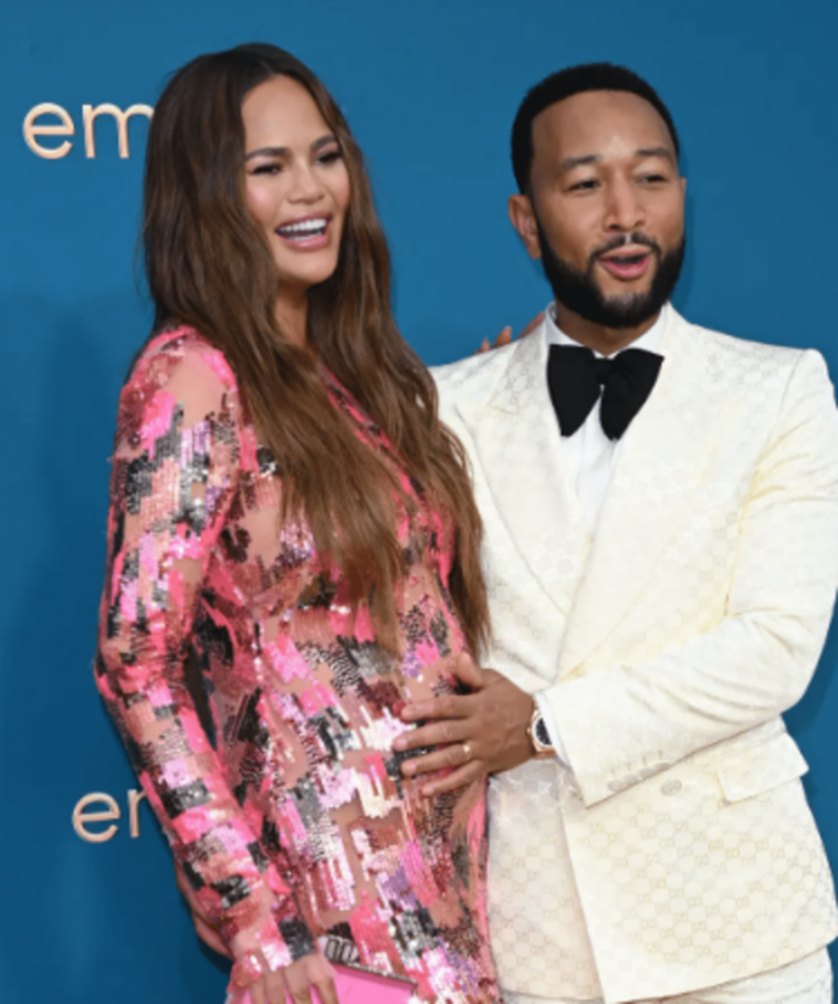 En los premios Emmy 2022, Chrissy Teigen necesitaba un poco más de comida de la que recibieron