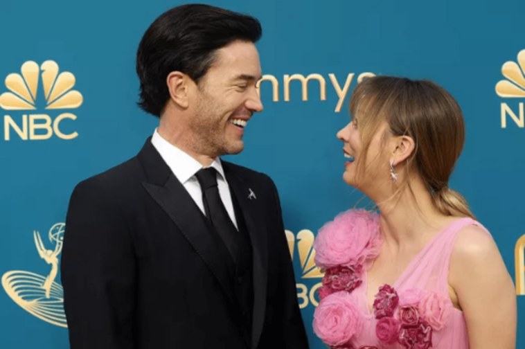 En los premios Emmy 2022, Kaley Cuoco y Tom Pelphrey debutaron en la alfombra roja